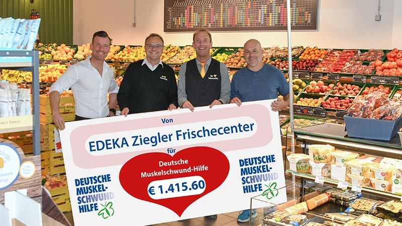 EDEKA Frischecenter Ziegler-Inhaber Martin Ziegler (2.v.L.) und Marktleiter Thorsten Bettin (3.v.L.) überreichen Andreas Kaiser (links) und André Golke den Erlös vom Binnenhafenfest. | Foto: Niels Kreller [m}