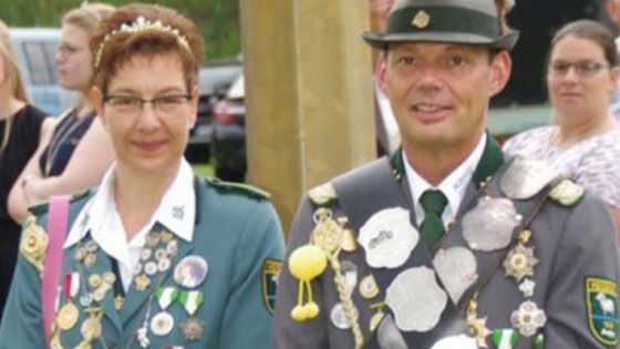 Die Heidenauer Majestät Sven Kamin und seine Königin Silke laden zum Königsball. | Foto: ein