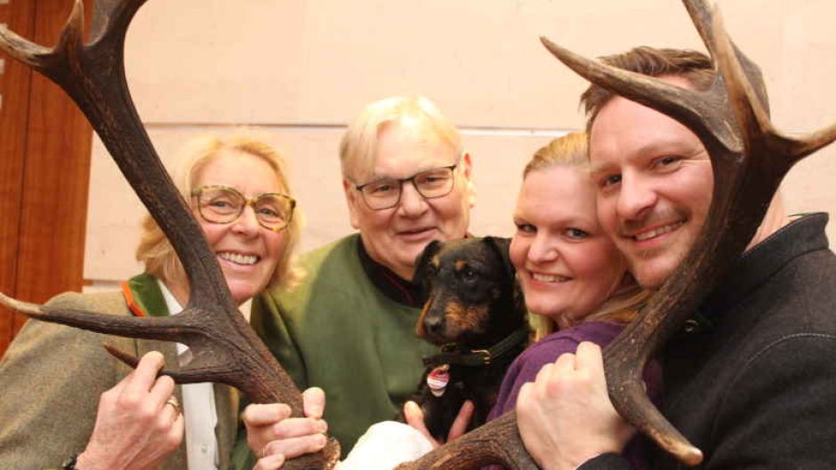 Laden zu Norddeutschlands größtem Jägerball: Hannelore Ziegler (v.l.), Rudolf Wendt, Anna Wawrok und Jörg Bösenberg. | Foto: ein