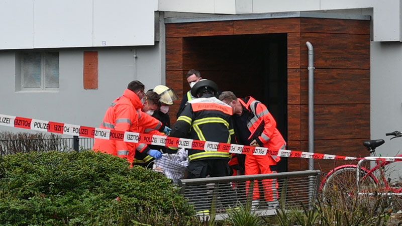 Die Rettungskräfte versorgen das am Kopf verletzte Opfer. | Foto: HamburgNews