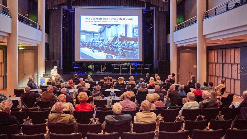 Rund 100 Besucher erlebten Vortrag und Podiumsgespräch zur Gemeindegebietsreform in der Buchholzer Empore. | Foto: Helms