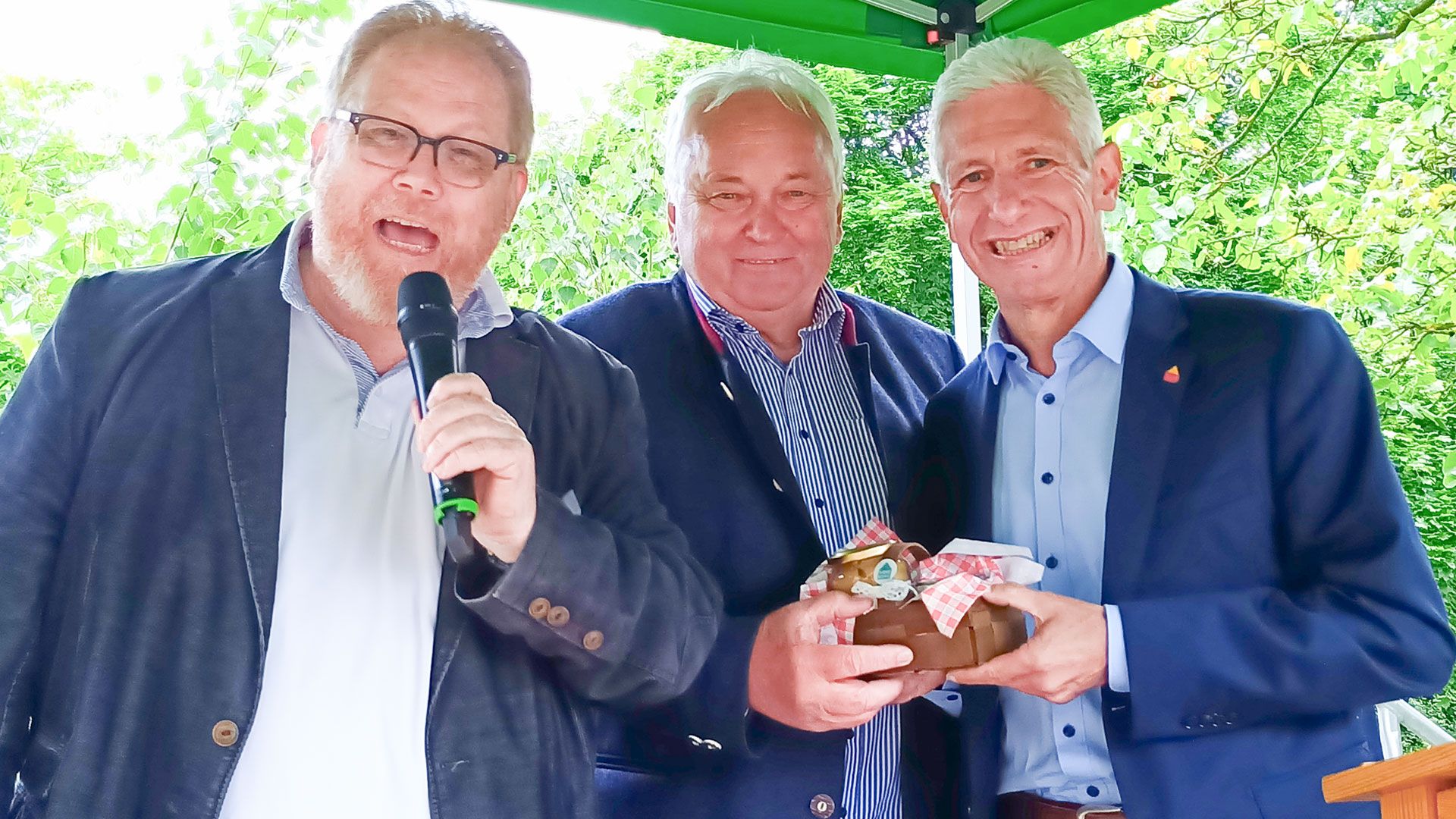 Radiomoderator Lars Cohrs von (links), Heiner Schönecke und Landrat Rainer Rempe. | Foto: Ilka Teschner