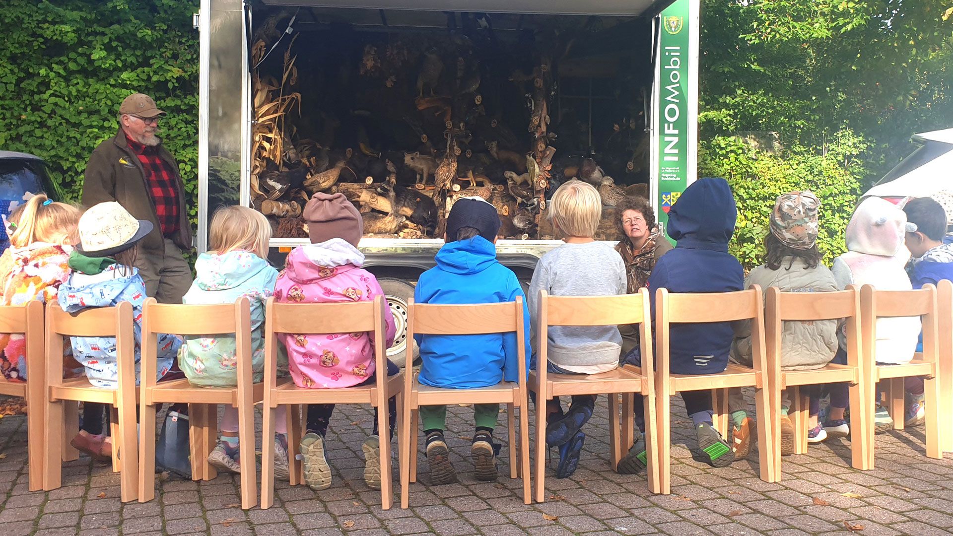 Die Ü5-Gruppe des DRK-Kindergartens Nenndorf lauscht den Ausführungen von Diana Wegner von der Jägerschaft Landkreis Harburg e.V. | Foto: Michael Lilge, DRK-Kreisverband Harburg-Land e.V.