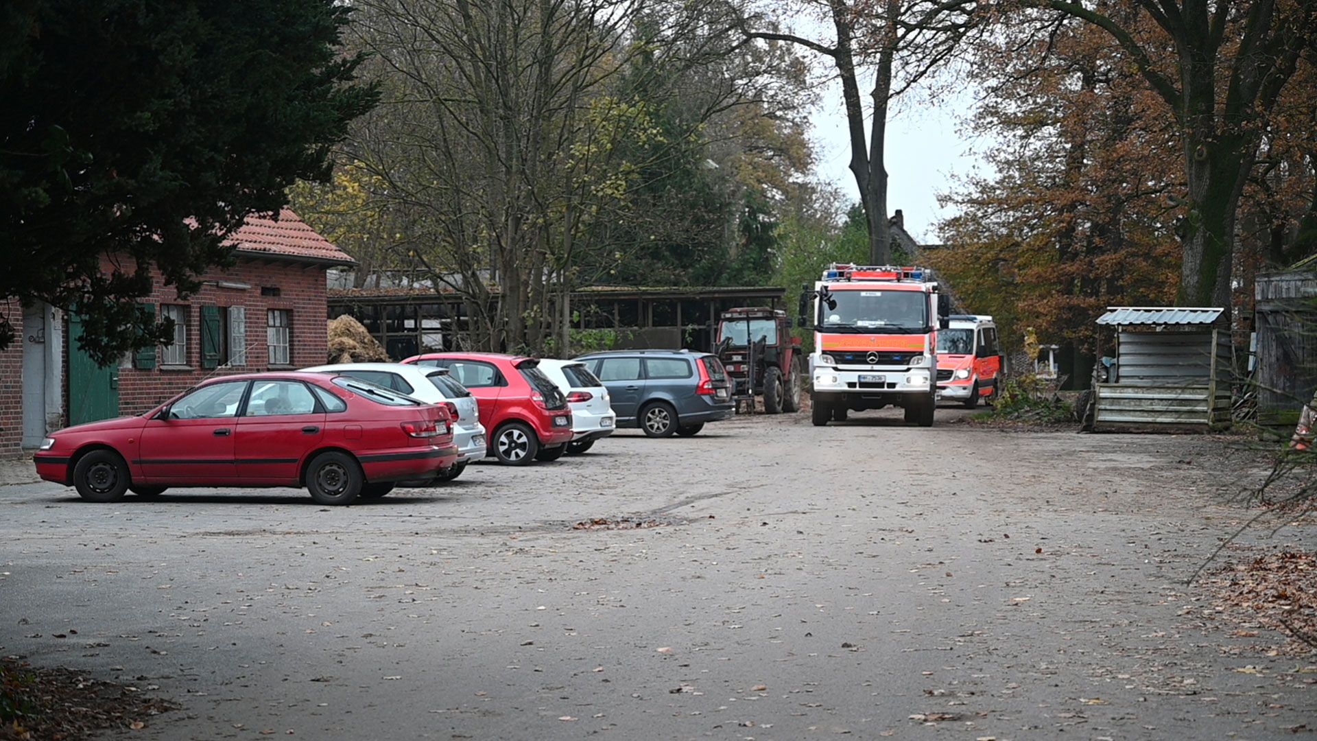 In Marmstorf stürzte ein Mann durch Dach dieses Pferdestalls. | Foto: Lenthe-Medien