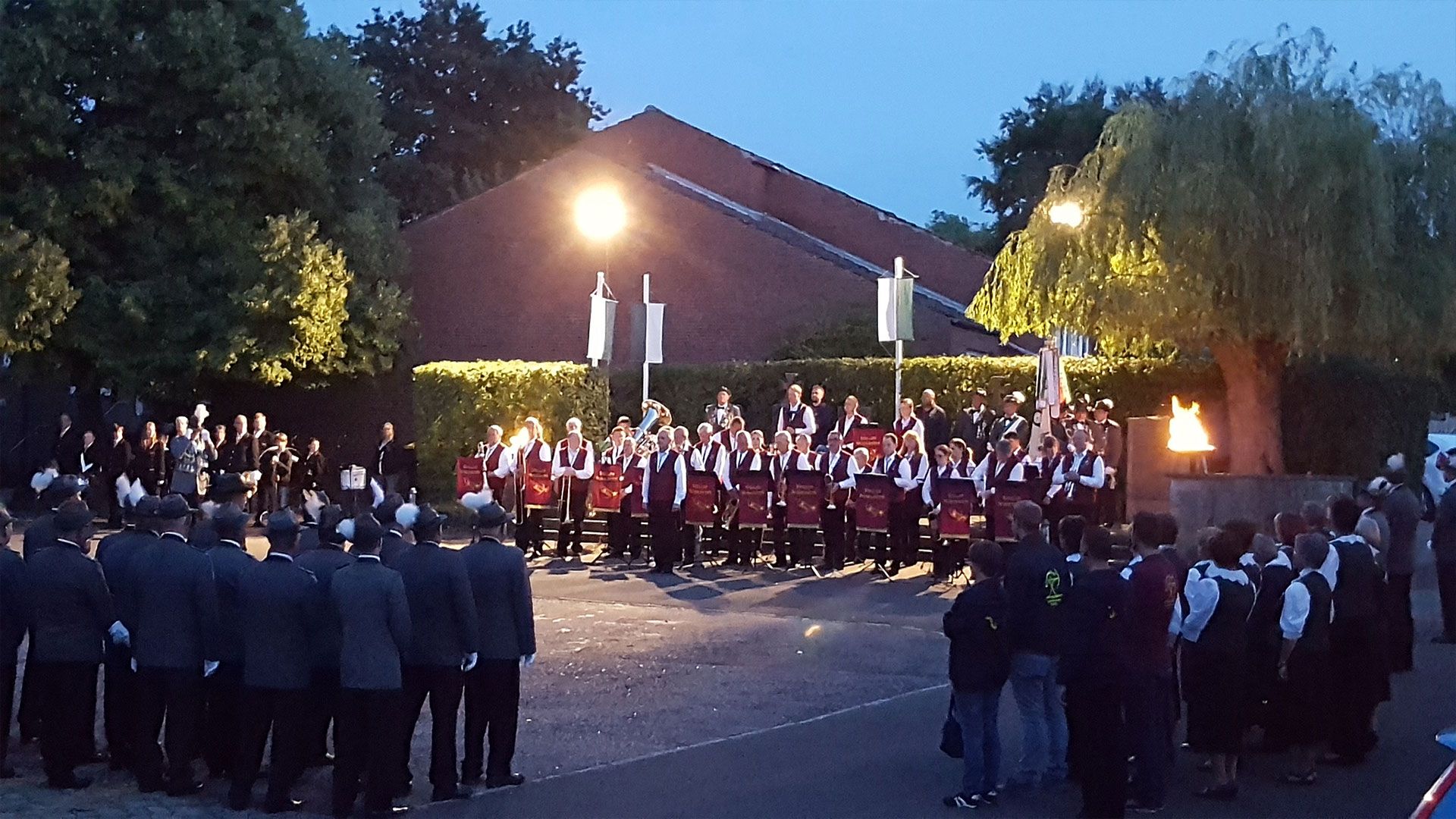Die Musiker der Steller Musikanten spielen gemeinsam mit dem Tostedter Spielmannszug den Großen Zapfenstreich beim Schützenfest in Stelle. Foto: ein