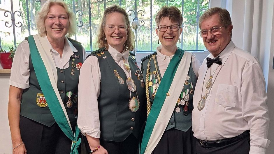 Das Schützenfest vom SV Altstadt Harburg fand in Hausbruch statt: Vizekönigin Silke Ahlfeld (von links), Ex-Königin Martina Wiechers, Schützen- und Damenkönigin Sandra Reichert, und der Erste Vorsitzende Werner Reichert. Foto: HHF