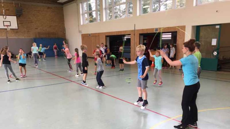Dynamisches Seilspringen in der Ramelsloher Schulsporthalle. | Foto: ein