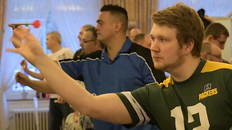 Hochkonzentriert geht es beim Darts zu - kein Sport für schwache Nerven. | Foto: Niels Kreller