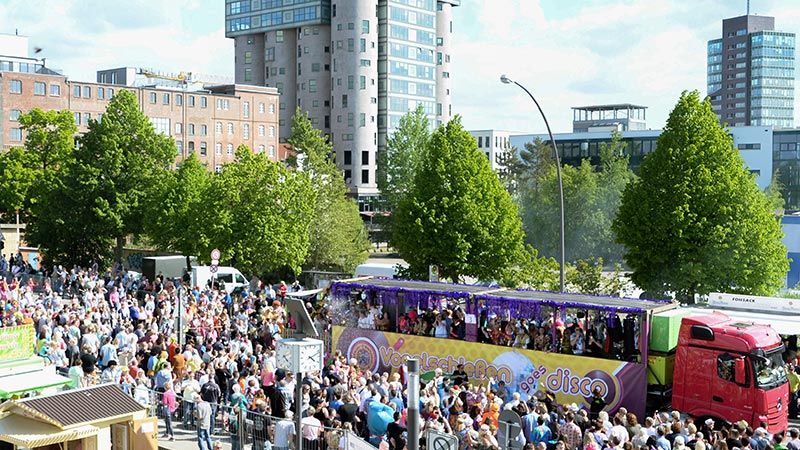 30.000 feierten friedlich und fröhlich beim 6. Discomove im Harburger Binnenhafen. | Foto: André Lenthe Fotografie