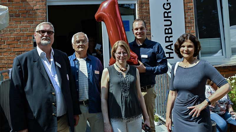 Gastgeber und Gäste beim 1. Geburtstag der Harburger Obdachlosen-Herberge: Bezirksamtsleiterin Sophie Fredenhagen (von rechts), Einrichtungsleiter Thorben Goebel-Hansen, Sozialdezernentin Anke Jobmann, DRK-Vizepräsident Peter Holst und DRK-Vorstand Harald Krüger. | Foto: Niels Kreller