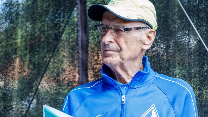 Ausdauernd und unermüdlich: Blau-Weiss-Chef Arno Reglitzky aus Buchholz, der kürzlich seinen 86. Geburtstag feierte, und dabei unzählige Hände schütteln musste, wird Buchholzer Ehrenbürger5. | Foto: Heinrich Helms