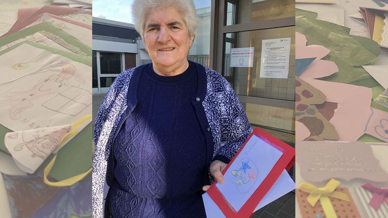 Elisabeth Gramstat aus Neuwiedenthal freut sich über die Weihnachtspost aus der Nachbarschaft. | Foto: DRK Harburg