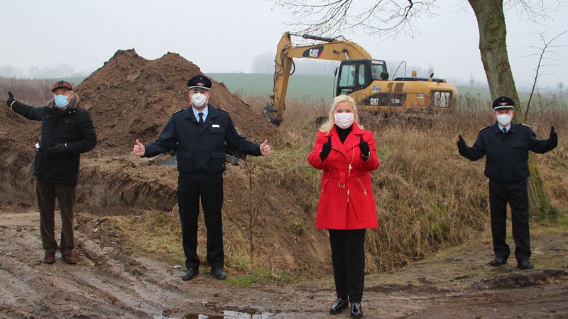 Hittfelds Ortsbürgermeister Thomas Fey (von links), Gemeindebrandmeister Rainer Wendt, Seevetals Bürgermeisterin Martina Oertzen und der Hittfelder Ortsbrandmeister Simon Steffen. | Foto: Gemeinde Seevetal