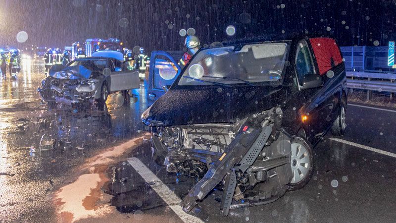 Zwei teils Schwerverletzte gab es in der Nacht auf der A1 bei Hollenstedt, als der Fahrer eines Leichenwagens durch Aquaplaning die Kontrolle verlor. | Foto: JOTO