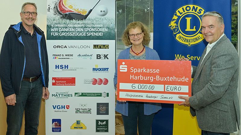 Die Scheckübergabe in den Räumen des Hospizvereins mit Gerrald Boekhoff, Präsident Lions-Club Hamburg Harburger-Berge, des Dr. Gabriele Heuschert, 1. Vorsitzende Hospizvereins und Dr. Mike Oswald, Präsident Lions-Club Hamburg Harburger-Altstadt  (v.l.n.r.). | Foto: Niels Kreller