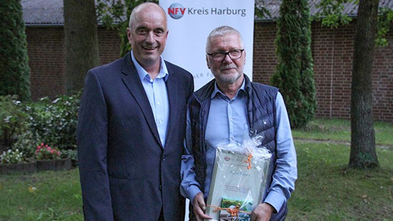 Frank Dohnke (links) ist jetzt offiziell zum Nachfolger von Manfred Marquardt zum Vorsitzenden des NFV-Kreisverbands gewählt. Manfred Marquardt wurde in den Kreis der Ehrenmitglieder ernannt. Foto: | Foto: NFV Harburg