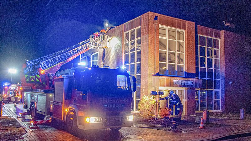 In Tostedt musste die Feuerwehr während des Orkans Zeynep eine Dachverkleidung von einem Geschäftsgebäude entfernen, die sich gelösthatte. | Foto: JOTO