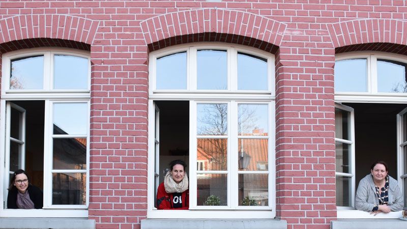 Cindy Losch (von links), Manuela Heinsohn und Tina Lassalle sind drei der Referierenden, die mit nützlichen Vorträgen pflegende Angehörige unterstützen möchten. | Foto: Johanniter