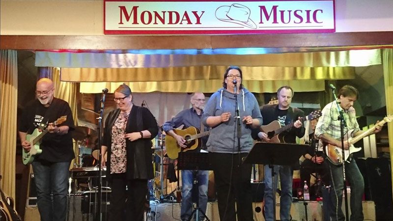 Am Montag heißt es anlässlich des 50-jährigen bestehens der Gemeinde Seevetal  "Monday Music Hörsten - das Beste aus 25 Jahren" im Dörphus Hörsten. | Foto: ein