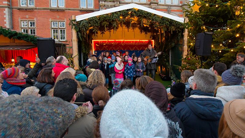 „Harburg singt“ – Gemeinsames Singen am Sonntag auf dem Weihnachtsmarkt | Foto: Niels Kreller