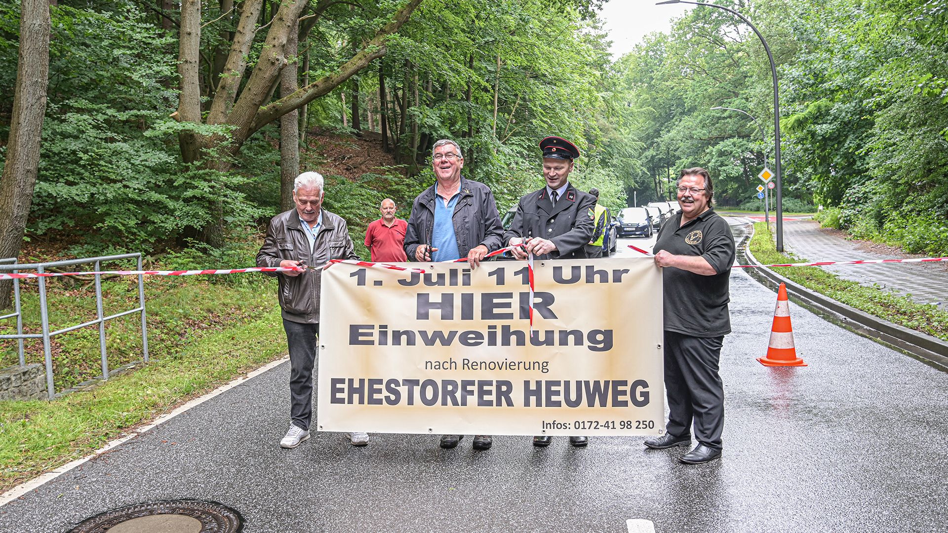 Axel Krones, Uwe Hansen, Thomas Soltau und Rolf Weiss eröffneten den Ehestorfer Heuweg mit dem feierlichen Durchschneiden des Bandes. | Foto: Niels Kreller