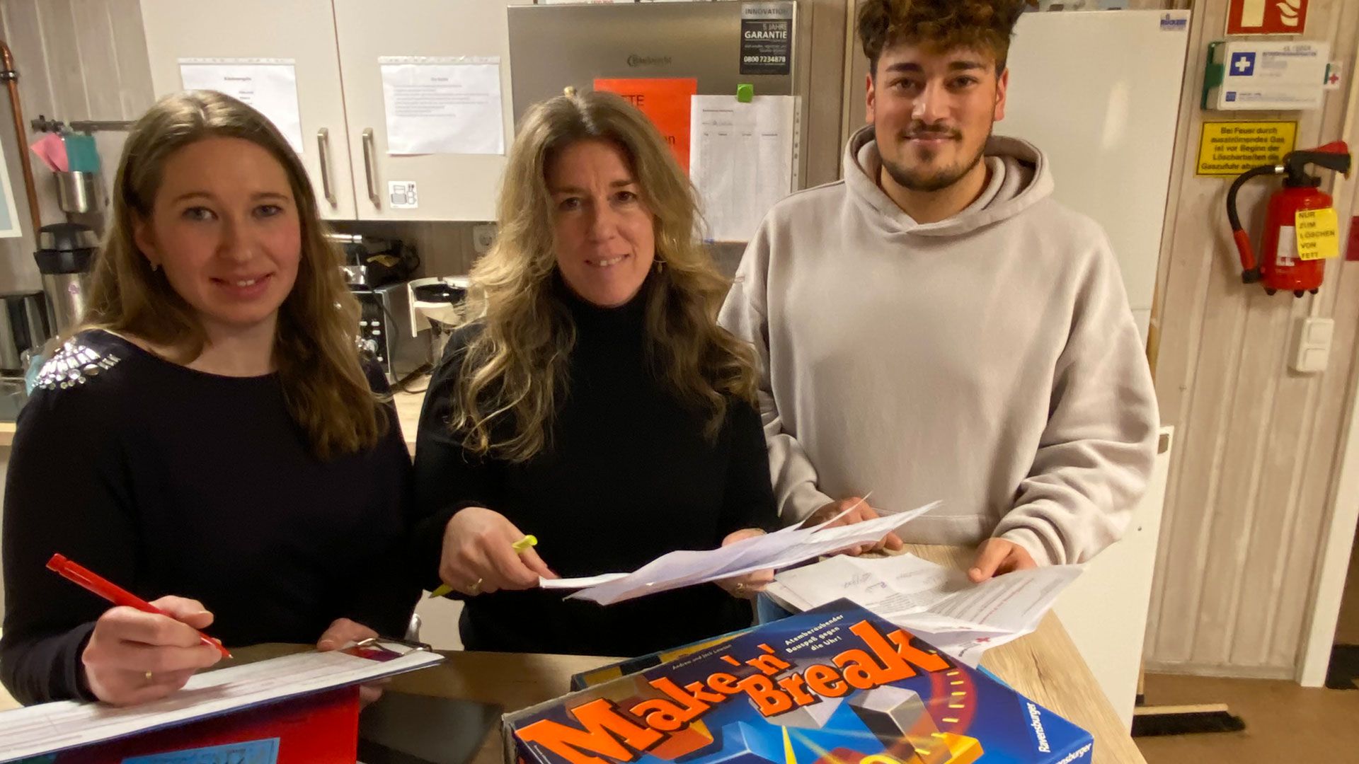 „Wie ein zweites Zuhause, aber ohne Stress“: Franziska Fellechner-Kahler (limks), Ömür Karabakan-Agemo (Mitte) und Erkan Secilmis. | Foto: DRK Harburg