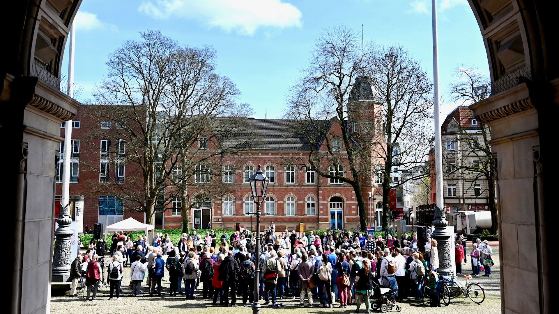 Zum gemeinsamen Aktionstag gegen Ausgrenzung und Diskriminierung unter dem Motto "Singen für die Vielfalt" in Harburg kamen rund 250 Bürgerinnen und Bürger. |Foto: Lenthe-Medien