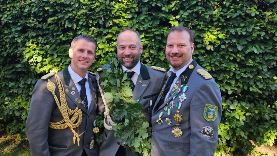 Hittfelds König Timo Röntsch (Mitte) und seine Adjutanten Jörg Hartmann (links) und Sebastian Winter. Foto: SV Hittfeld