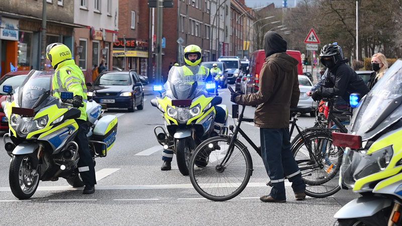 Am Finanzamt in Harburg kam es zu einer Störaktion durch einen radfahrer, die den Korso kurzzeitig zum Stehen brachte. | Foto: ein