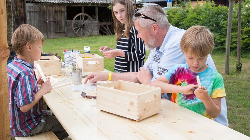Mitmachstation für Kinder in der Museumsstellmacherei Langenrehm. | Foto: FLMK