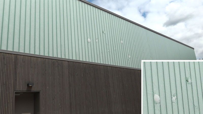 Rund 4.000 Euro kostet jedes dieser Fenster an der Sporthalle der Stadtteilschule Fischbek-Falkenberg, von denen viele eingeworfen wurden. | Foto: HamburgNews