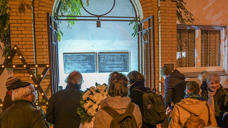 Vor dem wiederaufgebauten Portal der zerstörten Harburger Synagoge an der Ecke Eißendorfer Straße/Knoopstraße legten die Teilnehmer Kränze nieder. | Foto: Niels Kreller