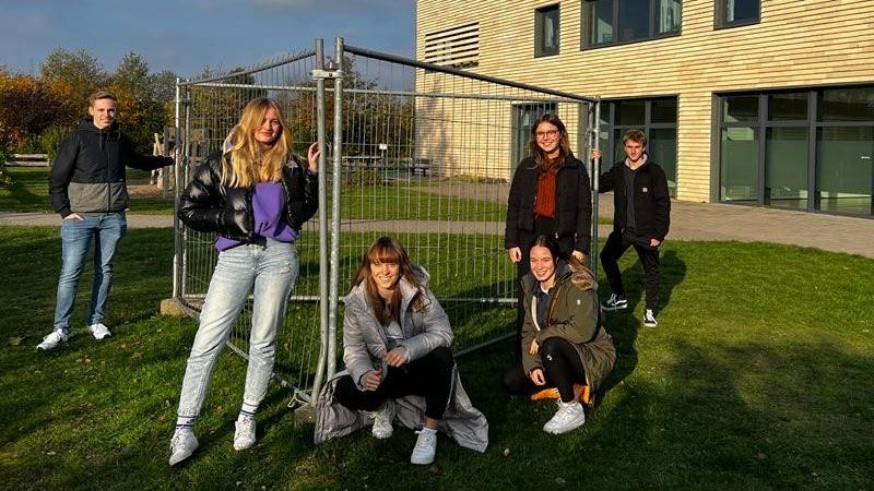 Haben in Neu Wulmstorf den Gabenzaun eingerichtet: Louis Kanebley, Alexandra Lühr, Carolin Schütz, Raphaela Bayer, Jule Härtel und Florian Schild vom 13. Jahrgang des Gymnasiums Neu Wulmstorf. | Foto: ein