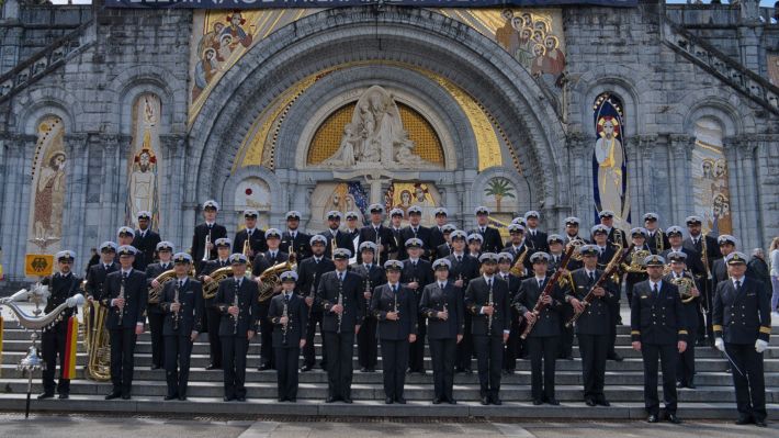 Das Marinemusikkorps kommt mit seiner großen Besetzung nach Stelle. | Foto: ein
