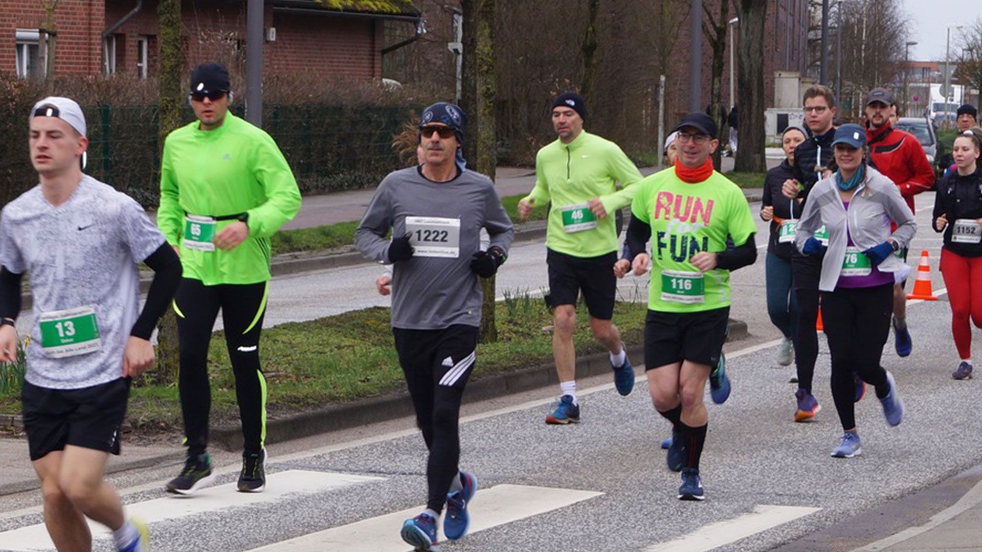 Teilnehmerinnen und Teilnehmer des Halbmarathons kurz nach dem Start auf der Neuwiedenthaler Straße. | Foto: HNT