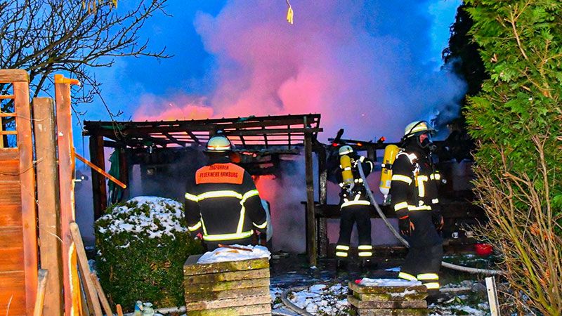 In Fischbek legte der Brand einer Gartenlaube kurzzeitig den Bahnverkehr lahm. | Foto: HamburgNews