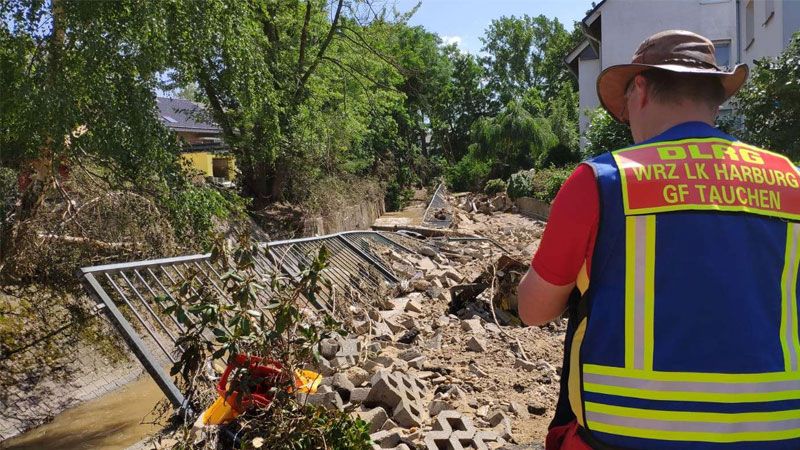 Die DLRG aus dem Bezirk Nordheide hilft im nordrhein-westfälischen Rheinbach bei den Aufräumarbeiten. | Foto: Sven Böttcher, DLRG Ortsgruppe Buchholz