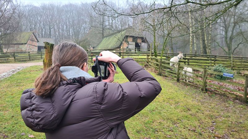 Mayla Kaiser fotografiert im Freilichtmuseum am Kiekeberg. | Foto: FLMK
