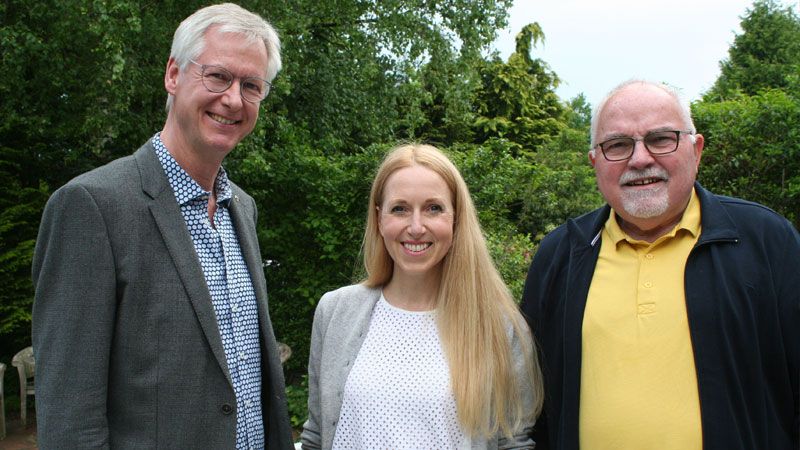 Freuen sich auf die Kita-Mitmach-Konzerte: Die Sängerin und Songwriterin Kat Wulff Dr. Ralph Meyer-Venter (links) und Lothar Hillmann vom Lions Clubs Hamburg-Rosengarten. | Foto: ein