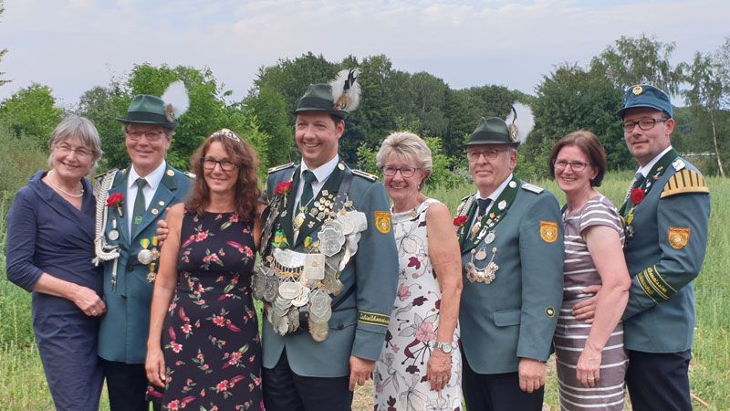 Das Königsgespann in Vahrendorf freut sich auf das Schützenfest. | Foto: ein