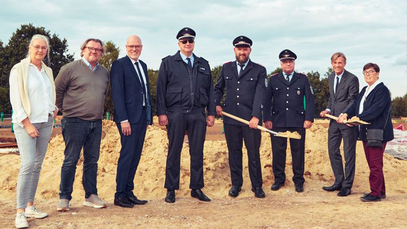 Setzten den symbolischen ersten Spatenstich für den Neubau der Ortsfeuerwehr Sprötze: Sprötzes Ortsbürgermeisterin Heidemarie Micheel (von rechts), der Buchholzer Bürgermeister Jan-Hendrik Röhse, Jörgfried Stapel, Ortsbrandmeister Oliver Kluth (beide Ortswehr Sprötze), Stadtbrandmeister André Emme, Stadtbaurat Stefan Niemöller, Architekt Jörg Kröger und Christiane Neumann (Projektleitung Stadt Buchholz). | Foto: Stadt Buchholz