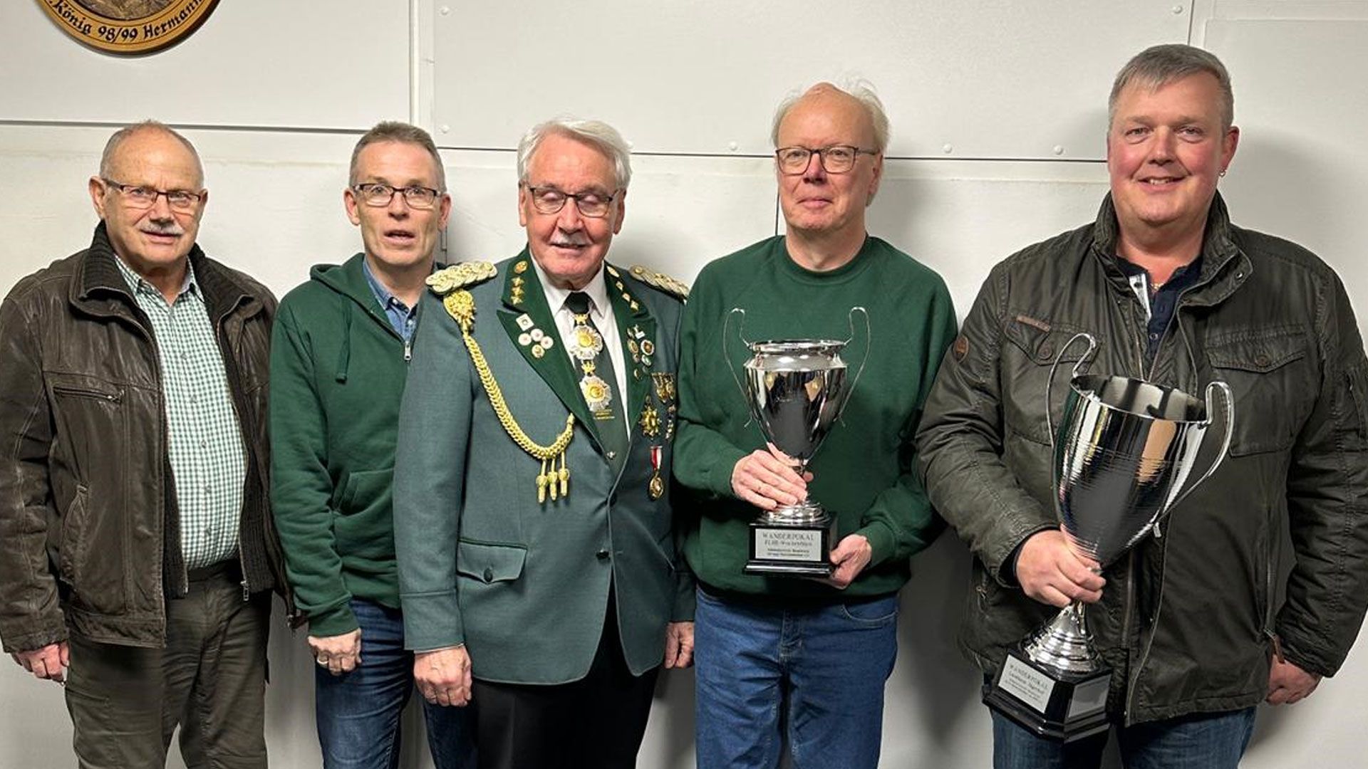 Der Erste Vorsitzende der Hausbrucher Schützen, Karl-Heinz Ahlt (in Uniform), nahm die Siegerehrung vor. Rechts daneben der Sieger Jens Gewecke vom SV Neugraben-Scheideholz mit dem Pokal und weiteren erfolgreichen Aktiven. | Foto: Hans-Heinrich Fischer
