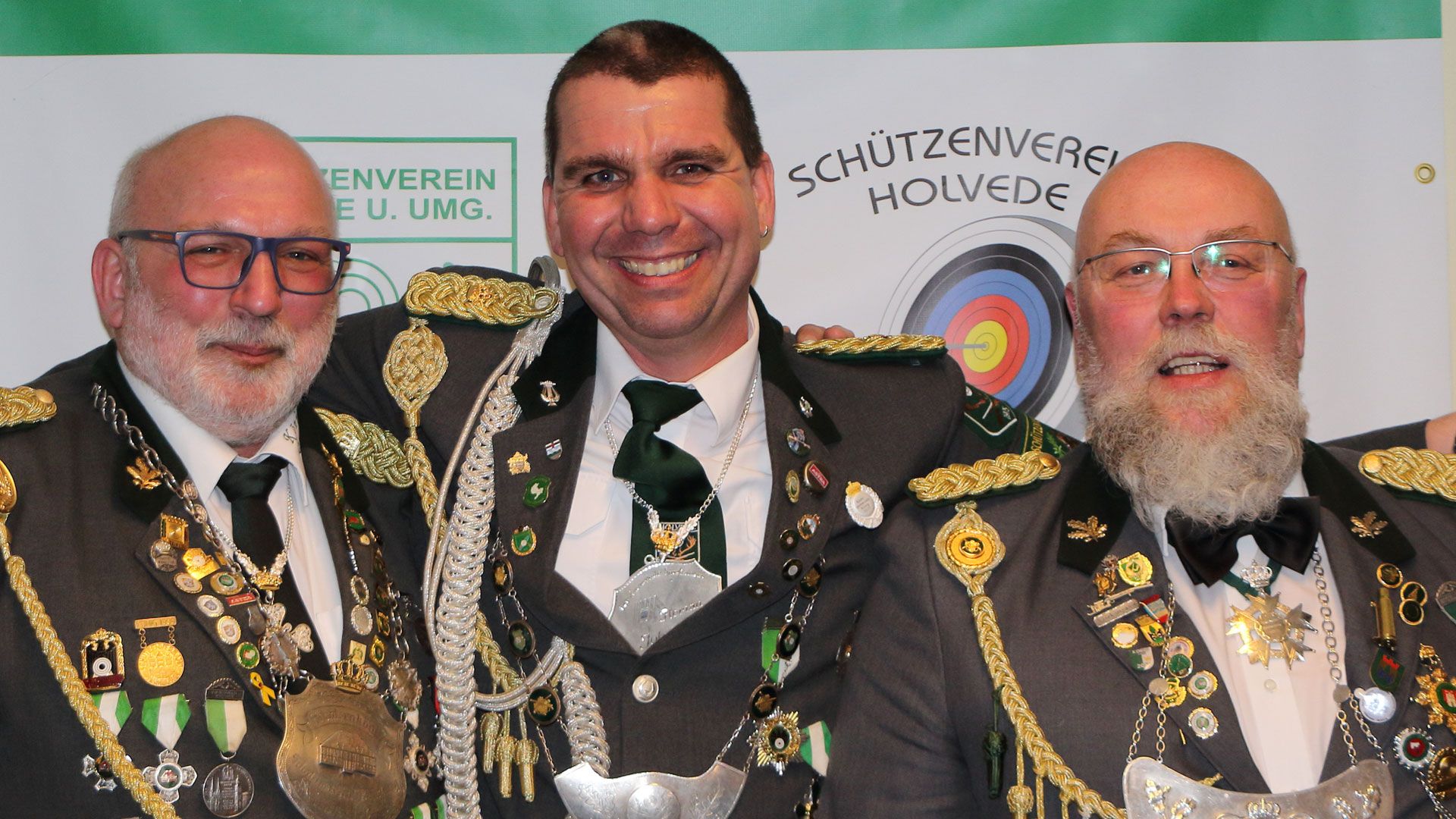 Heiko Gehoff (von links, SV Moisburg), der neue Samtgemeinde-König Florian Johannsen (Holvede) und René Plüqett (Hollenstedter Schützenverein). | Foto: Schützenverein Holvede