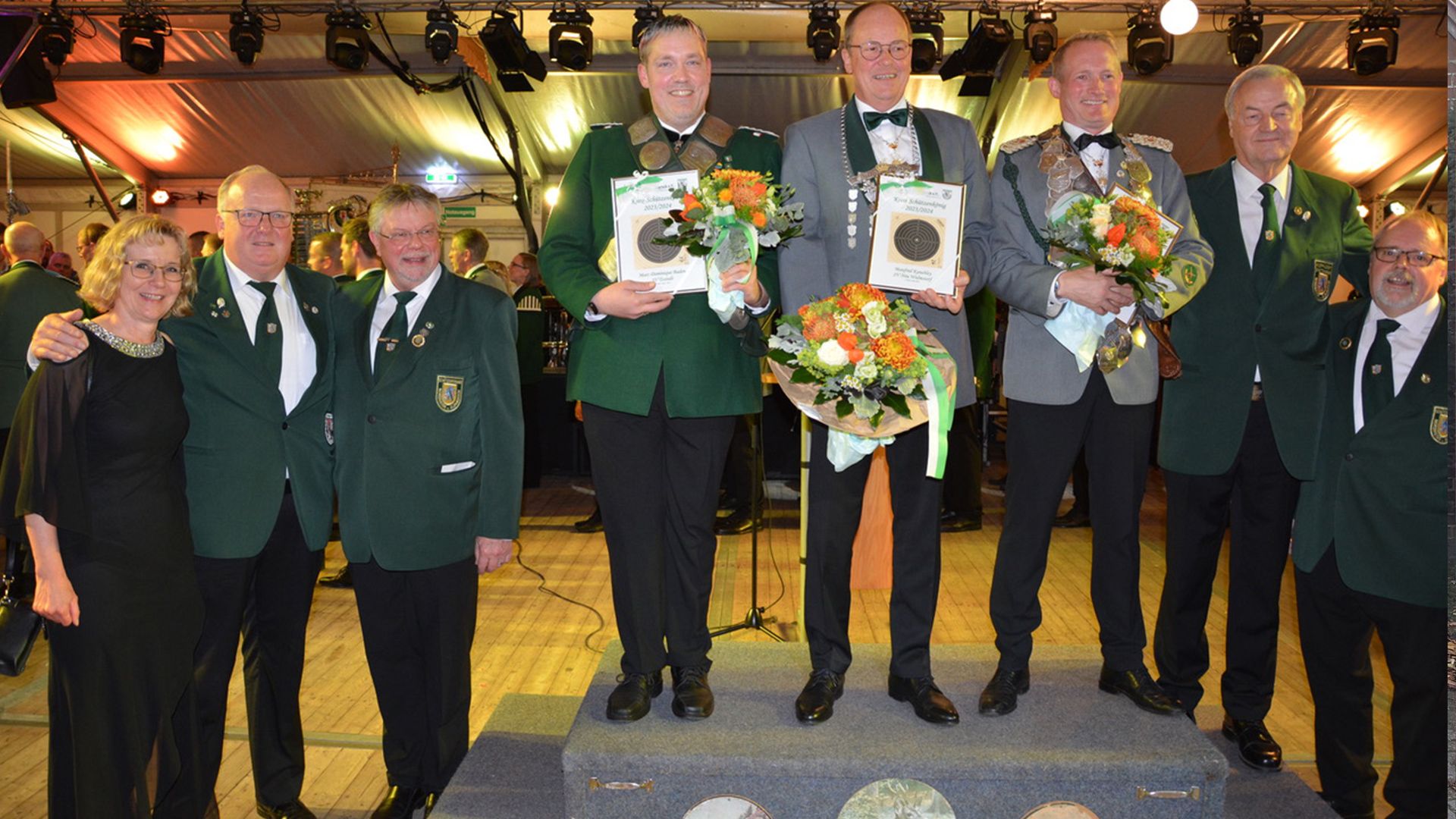 Sabine Eddelbüttel (Schriftführerin N&E); Präsident Volker Höper, Burghard Beecken (Kreissportleiter); Marc-Dominique Baden Tostedter SV (2. Platz); Kreiskönig Manfred Kanebley SV Neu Wulmstorf; Michael Kehrhahn SV Eckel (3. Platz); Vizepräsident Wilfried Stresow und Eckhard Heinsen (Kreissportleiter). | Foto: Britta Gellers/Nordheide und Elbmarsch