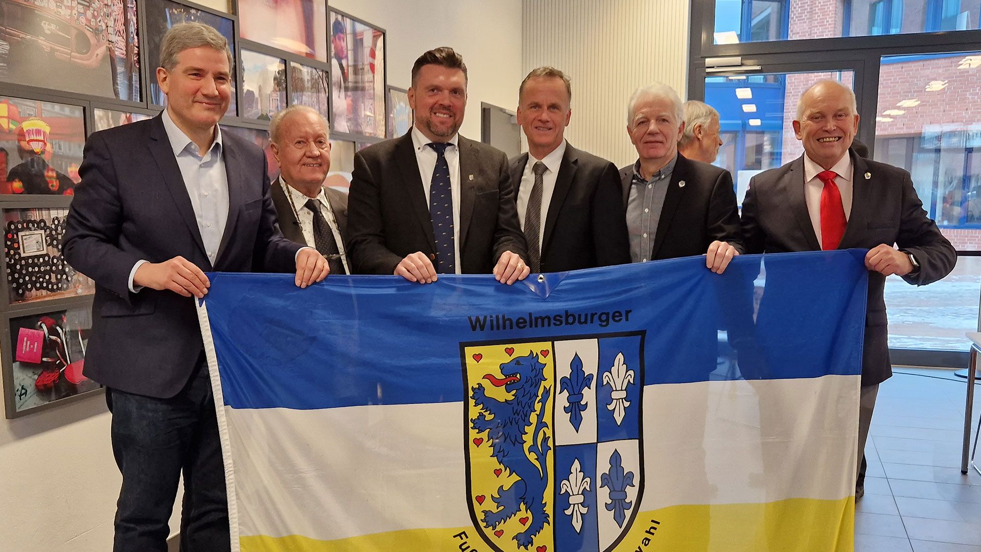 Bundestagsabgeordneter Metin Hakverdi, Ehrenvorsitzender Wolf-Rüdiger Schaar, 1. Vorsitzender Andy-M. Kokoc, Sport-Staatsrat Christoph Holstein, 2. Vorsitzender der Spielgemeinschaft Jörg Reil und 2. Vorsitzender des Spendenfonds Michael Eggert mit der Lieblings-Flagge. | Foto: WAHA/ Angela Bockelmann