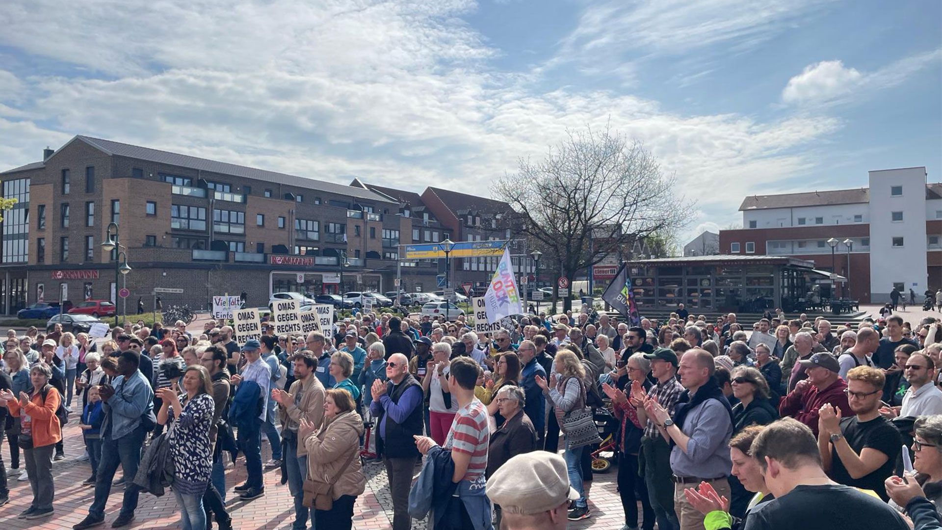 Rund 350 Teilnehmer zählte die Kundgebung gegen Rassismus und für Demokratie und Menschenrechte am Sonnabend in Neu Wulmstorf. | Foto: ein