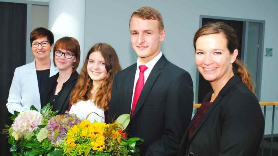 Begrüßung der neuen Auszubildenden und des Anwärters : Katja Oldenburg-Schmidt (von links), Sarah Poppe, Jana Degener, Willi Wingelsdorf und Ausbildungsleiterin Carolin Gerloff-Labbert. | Foto: ein