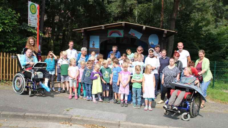 Die Organisatoren von Haus Huckfeld, Grundschule, Kita, Gemeinde Seevetal und Präventionsrat hatten gemeinsam mit den Künstlern viel Spaß. | Foto: ein