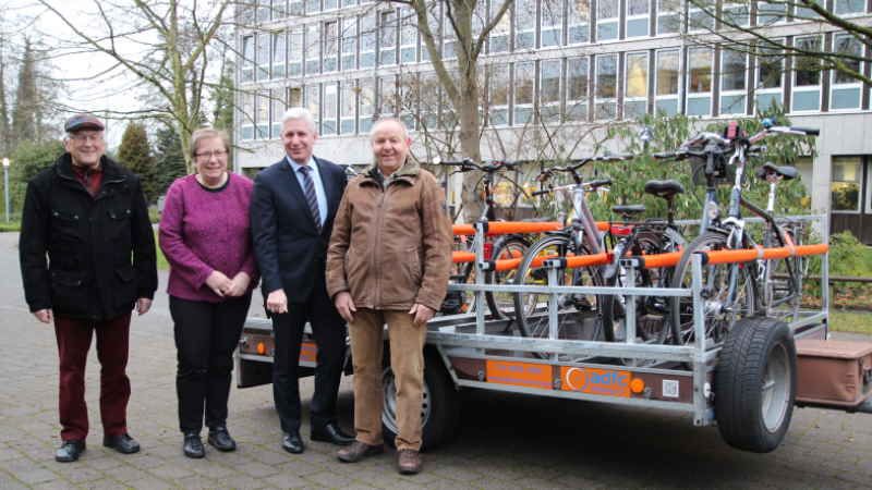 Über den neuen Fahrradanhänger freuen sich ADFC-Vorstandsmitglied Gerhard Hahn (von links), die ADFC-Kreisvorsitzende Karin Sager, Landrat Rainer Rempe und ADFC-Projektleiter Günter Scheele. | Foto: ein