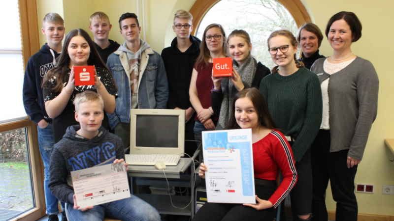 Estetalschule Hollenstedt: Es freuen sich Ulrike Kanter (Bildmitte) und Ina Sommer (2. von rechts), Lehrerinnen der Estetalschule, sowie Kristina Rathke (rechts), Beratungscenter-Leiterin Hollenstedt der Sparkasse Harburg-Buxtehude. | Foto: ein